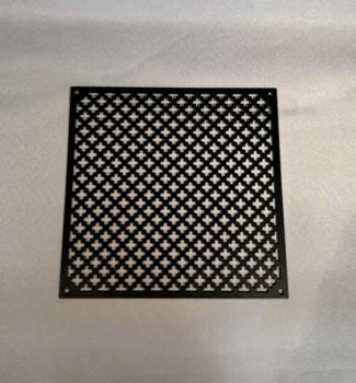 Svartmålad klöverplåt med stansad ram 200 x 200 mm