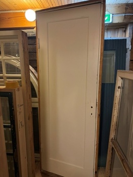 Enkeldörr med karm, 77x210, finns på överjärva