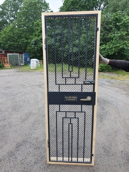 Enkeldörr med karm KAR-044 finns i Överjärva