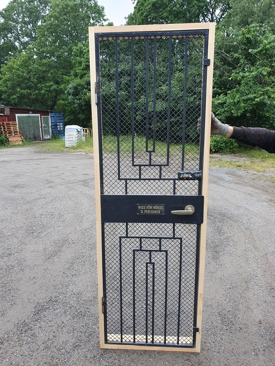 Enkeldörr med karm KAR-044 finns i Överjärva