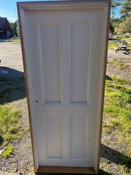 Dörr 87 x 207 cm, finns i Överjärva