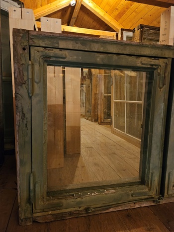 Fönster med karm, 110x65, finns på Överjärva
