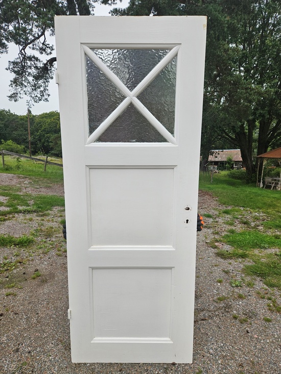 Enkeldörr med glas, 76x199, finns på Överjärva