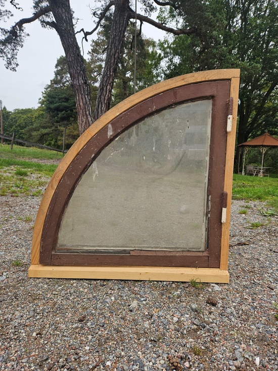 Fönster med karm, 63x63, finns på Överjärva byggnadsvård