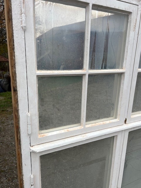 Fönster me karm, 139x195, finns på Överjärva Byggnadsvård