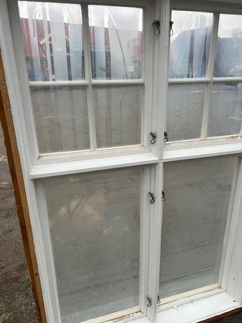 Fönster me karm, 139x195, finns på Överjärva Byggnadsvård