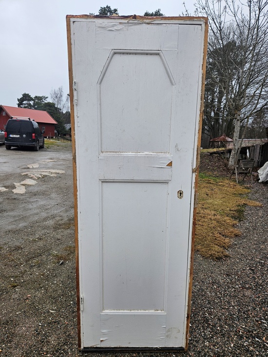 Enkeldörr med kamr, 68x188, finns på Överjärva Byggnadsvård