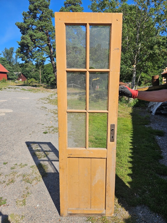 Dörr med glas, 57x197, finns på Överjärva Byggnadsvård
